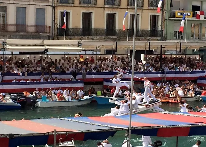 Climatisé Face Avec Parking à - Fr-1-338-539 * Sète